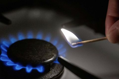 Energiepreise:. Ein Gasherd wird mit einem Streichholz angezündet. Steigende Gaskosten belasten viele Haushalte.