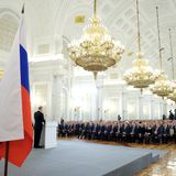 Putin schlägt die Proteste nieder und sichert sich die Macht. Doch die Ereignisse in der Ukraine 2014 empfindet er als eine weitaus größere Gefahr. Die Aussicht, dass das Land in Kürze ein Assoziierungsabkommen mit der Europäischen Union schließen könnte, wird vom Kreml als ernste Bedrohung betrachtet. Von Moskau unter Druck gesetzt, wechselt der ukrainische Präsident Viktor Janukowitsch den Kurs und wendet sich wieder vom Westen ab. Daraufhin kommt es zum Volksaufstand in Kiew, der Janukowitsch zur Flucht zwingt.  Der Verlust eines gefügigen Verbündeten ist für Putin ein persönlicher Affront und schmerzhafte Niederlage auf internationaler Ebene. Er fühlt sich erniedrigt, vorgeführt. Putins Antwort ist eine dramatische Eskalation: Er greift zu den Waffen. Im März 2014 besetzt und annektiert Russland die Halbinsel Krim. Am 18. März tritt Putin vor die russische Bundesversammlung und erklärt, die Rechte ethnischer Russen seien von der ukrainischen Regierung missachtet worden.