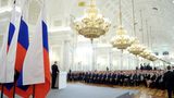 Putin schlägt die Proteste nieder und sichert sich die Macht. Doch die Ereignisse in der Ukraine 2014 empfindet er als eine weitaus größere Gefahr. Die Aussicht, dass das Land in Kürze ein Assoziierungsabkommen mit der Europäischen Union schließen könnte, wird vom Kreml als ernste Bedrohung betrachtet. Von Moskau unter Druck gesetzt, wechselt der ukrainische Präsident Viktor Janukowitsch den Kurs und wendet sich wieder vom Westen ab. Daraufhin kommt es zum Volksaufstand in Kiew, der Janukowitsch zur Flucht zwingt.  Der Verlust eines gefügigen Verbündeten ist für Putin ein persönlicher Affront und schmerzhafte Niederlage auf internationaler Ebene. Er fühlt sich erniedrigt, vorgeführt. Putins Antwort ist eine dramatische Eskalation: Er greift zu den Waffen. Im März 2014 besetzt und annektiert Russland die Halbinsel Krim. Am 18. März tritt Putin vor die russische Bundesversammlung und erklärt, die Rechte ethnischer Russen seien von der ukrainischen Regierung missachtet worden.