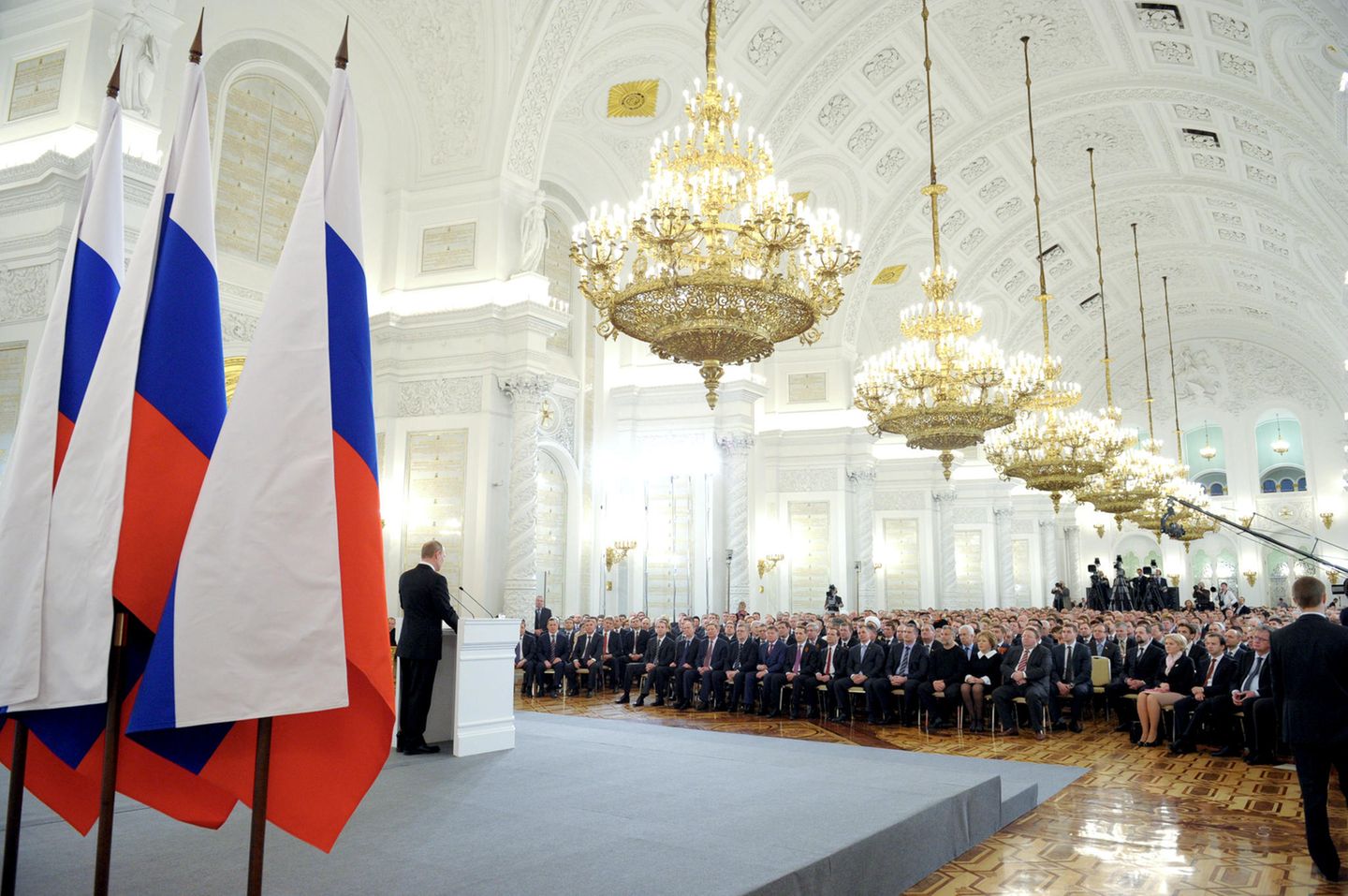Putin greift zu den Waffen Putin schlägt die Proteste nieder und sichert sich die Macht. Doch die Ereignisse in der Ukraine 2014 empfindet er als eine weitaus größere Gefahr. Die Aussicht, dass das Land in Kürze ein Assoziierungsabkommen mit der Europäischen Union schließen könnte, wird vom Kreml als ernste Bedrohung betrachtet. Von Moskau unter Druck gesetzt, wechselt der ukrainische Präsident Viktor Janukowitsch den Kurs und wendet sich wieder vom Westen ab. Daraufhin kommt es zum Volksaufstand in Kiew, der Janukowitsch zur Flucht zwingt. Der Verlust eines gefügigen Verbündeten ist für Putin ein persönlicher Affront und schmerzhafte Niederlage auf internationaler Ebene. Er fühlt sich erniedrigt, vorgeführt. Putins Antwort ist eine dramatische Eskalation: Er greift zu den Waffen. Im März 2014 besetzt und annektiert Russland die Halbinsel Krim. Am 18. März tritt Putin vor die russische Bundesversammlung und erklärt, die Rechte ethnischer Russen seien von der ukrainischen Regierung missachtet worden.