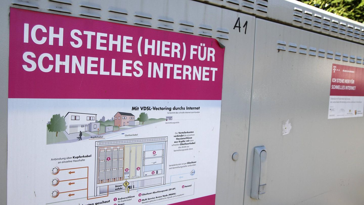 Ein Verteilerkasten der Telekom, darauf Werbung für schnelles Internet