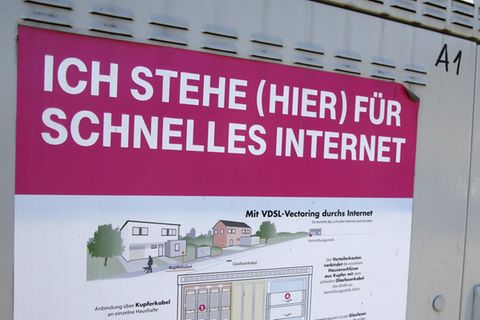 Ein Verteilerkasten der Telekom, darauf Werbung für schnelles Internet