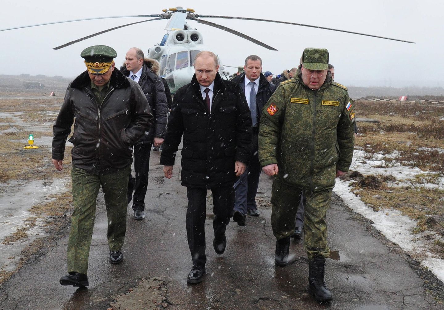Im Glanz des Triumphs In Russland wird die Krim-Annexion weithin als Triumph wahrgenommen. Endlich stemme sich die russische Nation gegen den Westen, so der Tenor. Putins Beliebtheitswerte schießen auf 80 Prozent hoch. Die Kreml-Propaganda arbeitet auf Hochtouren. Das Ziel: die komplette Identifikation des Kreml-Chefs mit seiner Nation. "Wo Putin ist, ist Russland. Wo kein Putin ist, ist kein Russland." Mit diesem Satz der Vorsitzende des russischen Parlaments, Wyatscheslaw Wolodin, in die Annalen ein.