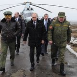 In Russland wird die Krim-Annexion weithin als Triumph wahrgenommen. Endlich stemme sich die russische Nation gegen den Westen, so der Tenor. Putins Beliebtheitswerte schießen auf 80 Prozent hoch. Die Kreml-Propaganda arbeitet auf Hochtouren. Das Ziel: die komplette Identifikation des Kreml-Chefs mit seiner Nation. "Wo Putin ist, ist Russland. Wo kein Putin ist, ist kein Russland." Mit diesem Satz der Vorsitzende des russischen Parlaments, Wyatscheslaw Wolodin, in die Annalen ein. 