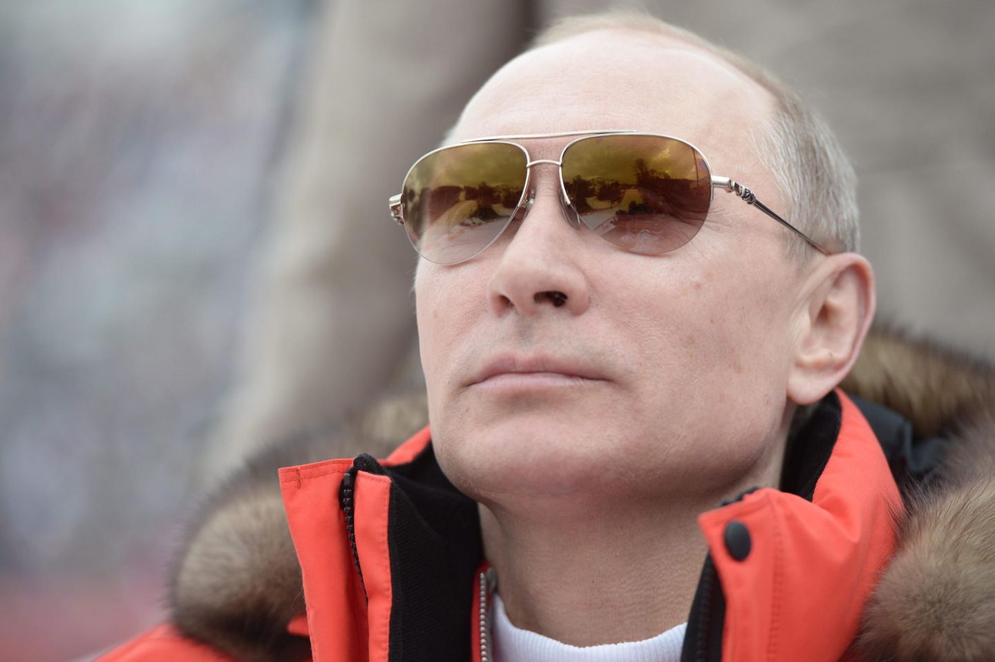 Der äußere Feind Die Antwort des Westens auf Putins Annexion sind dagegen Wirtschaftssanktionen. Gegen Ende 2014 sinkt der Kurs des Rubels drastisch. Putin macht dafür neben dem gefallenen Ölpreis den Westen dafür verantwortlich. Für Putin dienen die westlichen Sanktionen nur als weiterer Beweis für die ohnehin schon bestehenden Überzeugung, der Westen sei darauf aus, Russland zu vernichten. Für Putins Kritiker steht aber fest: Die Masche mit dem äußeren Feind dient lediglich der Festigung der eigenen Macht.