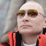 Die Antwort des Westens auf Putins Annexion sind dagegen Wirtschaftssanktionen. Gegen Ende 2014 sinkt der Kurs des Rubels drastisch. Putin macht dafür neben dem gefallenen Ölpreis den Westen dafür verantwortlich. Für Putin dienen die westlichen Sanktionen nur als weiterer Beweis für die ohnehin schon bestehenden Überzeugung, der Westen sei darauf aus, Russland zu vernichten.   Für Putins Kritiker steht aber fest: Die Masche mit dem äußeren Feind dient lediglich der Festigung der eigenen Macht. 