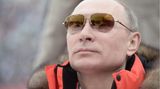 Die Antwort des Westens auf Putins Annexion sind dagegen Wirtschaftssanktionen. Gegen Ende 2014 sinkt der Kurs des Rubels drastisch. Putin macht dafür neben dem gefallenen Ölpreis den Westen dafür verantwortlich. Für Putin dienen die westlichen Sanktionen nur als weiterer Beweis für die ohnehin schon bestehenden Überzeugung, der Westen sei darauf aus, Russland zu vernichten.   Für Putins Kritiker steht aber fest: Die Masche mit dem äußeren Feind dient lediglich der Festigung der eigenen Macht. 