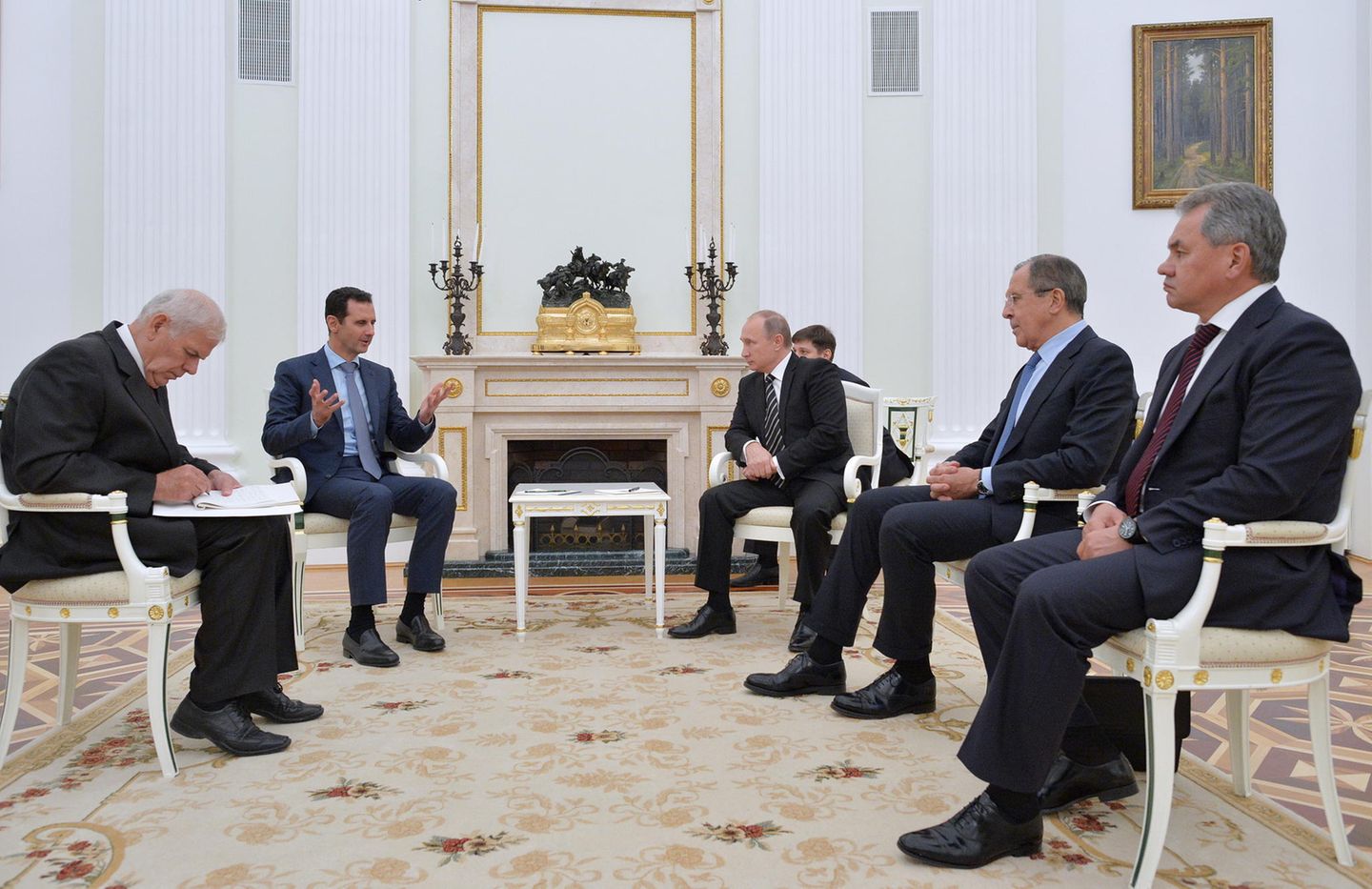 Als in Syrien ein Bürgerkrieg ausbricht, stellt sich Putin hinter den Diktator Baschar al Assad. In Syrien soll Russland als Großmacht wieder auferstehen. Um nichts weniger geht es Putin, als er russische Soldaten in die syrische Wüste schickt. Im Oktober 2015 reist der syrische Machthaber nach Moskau.  Mit dem Einsatz in Syrien als großem Paukenschlag gelingt Putin tatsächlich die Rückkehr ins Zentrum der großen Weltpolitik. "Vor etwa zehn Jahren wurde Russland kaum noch erwähnt", merkt Putin vor ausländischen Investoren in Moskau an. "Man sagte, es gebe nichts zu besprechen mit Russland, weil es eine drittklassige Regionalmacht und überhaupt nicht interessant sei. Jetzt ist Russland das Problem Nummer eins in der ganzen Wahlkampagne." Ein Schmunzeln kann er sich dabei nicht verkneifen. (Mehr zu Putins Zielen in Syrien lesen Sie hier.)