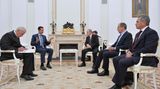 Als in Syrien ein Bürgerkrieg ausbricht, stellt sich Putin hinter den Diktator Baschar al Assad. In Syrien soll Russland als Großmacht wieder auferstehen. Um nichts weniger geht es Putin, als er russische Soldaten in die syrische Wüste schickt. Im Oktober 2015 reist der syrische Machthaber nach Moskau.  Mit dem Einsatz in Syrien als großem Paukenschlag gelingt Putin tatsächlich die Rückkehr ins Zentrum der großen Weltpolitik. "Vor etwa zehn Jahren wurde Russland kaum noch erwähnt", merkt Putin vor ausländischen Investoren in Moskau an. "Man sagte, es gebe nichts zu besprechen mit Russland, weil es eine drittklassige Regionalmacht und überhaupt nicht interessant sei. Jetzt ist Russland das Problem Nummer eins in der ganzen Wahlkampagne." Ein Schmunzeln kann er sich dabei nicht verkneifen. (Mehr zu Putins Zielen in Syrien lesen Sie hier.)