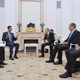 Als in Syrien ein Bürgerkrieg ausbricht, stellt sich Putin hinter den Diktator Baschar al Assad. In Syrien soll Russland als Großmacht wieder auferstehen. Um nichts weniger geht es Putin, als er russische Soldaten in die syrische Wüste schickt. Im Oktober 2015 reist der syrische Machthaber nach Moskau.  Mit dem Einsatz in Syrien als großem Paukenschlag gelingt Putin tatsächlich die Rückkehr ins Zentrum der großen Weltpolitik. "Vor etwa zehn Jahren wurde Russland kaum noch erwähnt", merkt Putin vor ausländischen Investoren in Moskau an. "Man sagte, es gebe nichts zu besprechen mit Russland, weil es eine drittklassige Regionalmacht und überhaupt nicht interessant sei. Jetzt ist Russland das Problem Nummer eins in der ganzen Wahlkampagne." Ein Schmunzeln kann er sich dabei nicht verkneifen. (Mehr zu Putins Zielen in Syrien lesen Sie hier.)