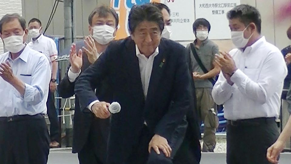 Shinzo Abe Attentat Schütze Shinzo Abe betritt die Rednerbühne, dahinter steht der Attentäter