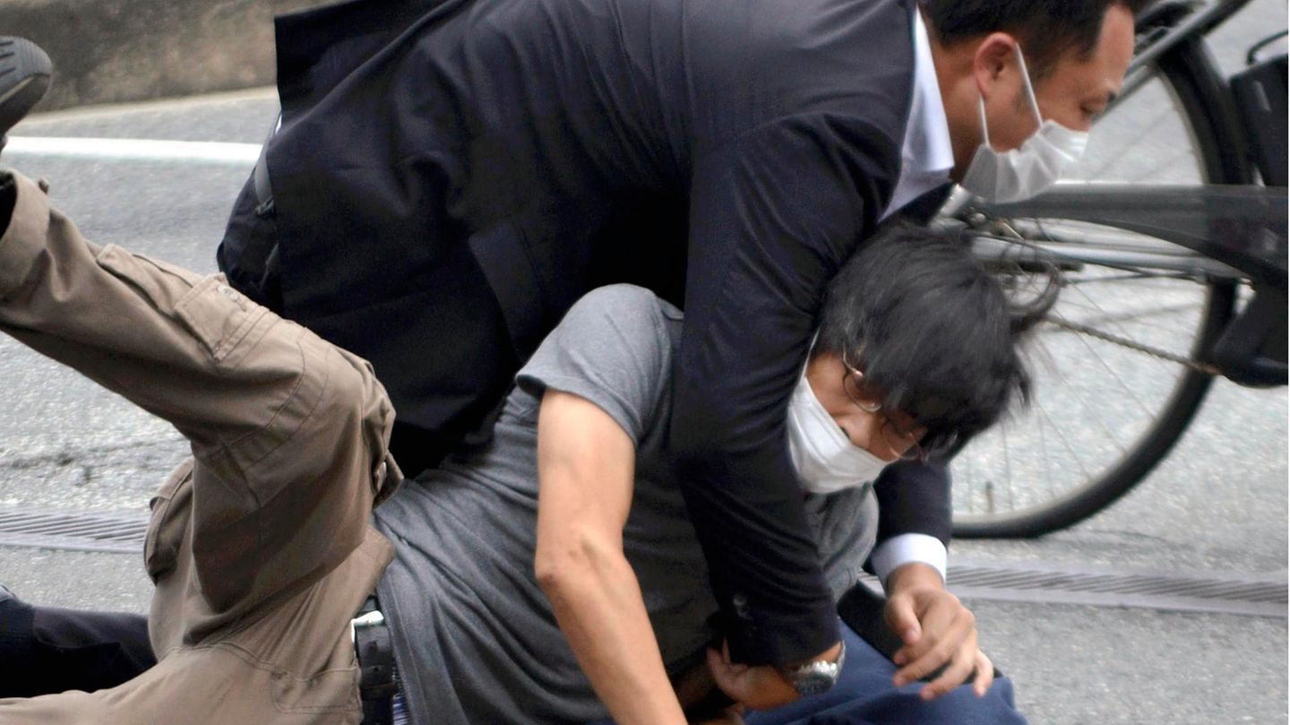 Kurz nachdem er die tödlichen Schüsse auf Shinzo Abe abfeuerte, wird der Attentäter von einem der Leibwächter überwältigt