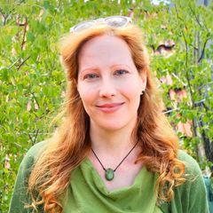 Sarah Benz, Bestatterin, Trauerbegleiterin und Notfallseelsorgerin, steht in einem Garten