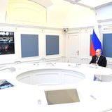 Das Jahr 2020 ist für Putin eine Zäsur. Vorbei die Zeiten von wilden Ritten auf Pferden durch die Taiga, vorbei die Visiten auf russischen U-Booten. Corona schickt Putin in die Selbstisolation. Seinen Untertanen blickt der Kreml-Chef nur noch auf TV-Bildschirmen aus seiner Residenz in Nowo-Ogarjowo bei Moskau entgegen. Im Volk heißt Putins Amtssitz nur noch "der Bunker". Alle, die Putin persönlich sehen wollen, müssen ab jetzt eine strenge zweiwöchige Quarantäne durchlaufen. (Lesen Sie hier, welches Prozedere all diejenigen durchlaufen müssen, die bloß in die Nähe des Kreml-Chefs kommen wollen.) Es wird einsam um den Kreml-Chef. Buchstäblich. 