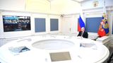 Das Jahr 2020 ist für Putin eine Zäsur. Vorbei die Zeiten von wilden Ritten auf Pferden durch die Taiga, vorbei die Visiten auf russischen U-Booten. Corona schickt Putin in die Selbstisolation. Seinen Untertanen blickt der Kreml-Chef nur noch auf TV-Bildschirmen aus seiner Residenz in Nowo-Ogarjowo bei Moskau entgegen. Im Volk heißt Putins Amtssitz nur noch "der Bunker". Alle, die Putin persönlich sehen wollen, müssen ab jetzt eine strenge zweiwöchige Quarantäne durchlaufen. (Lesen Sie hier, welches Prozedere all diejenigen durchlaufen müssen, die bloß in die Nähe des Kreml-Chefs kommen wollen.) Es wird einsam um den Kreml-Chef. Buchstäblich. 