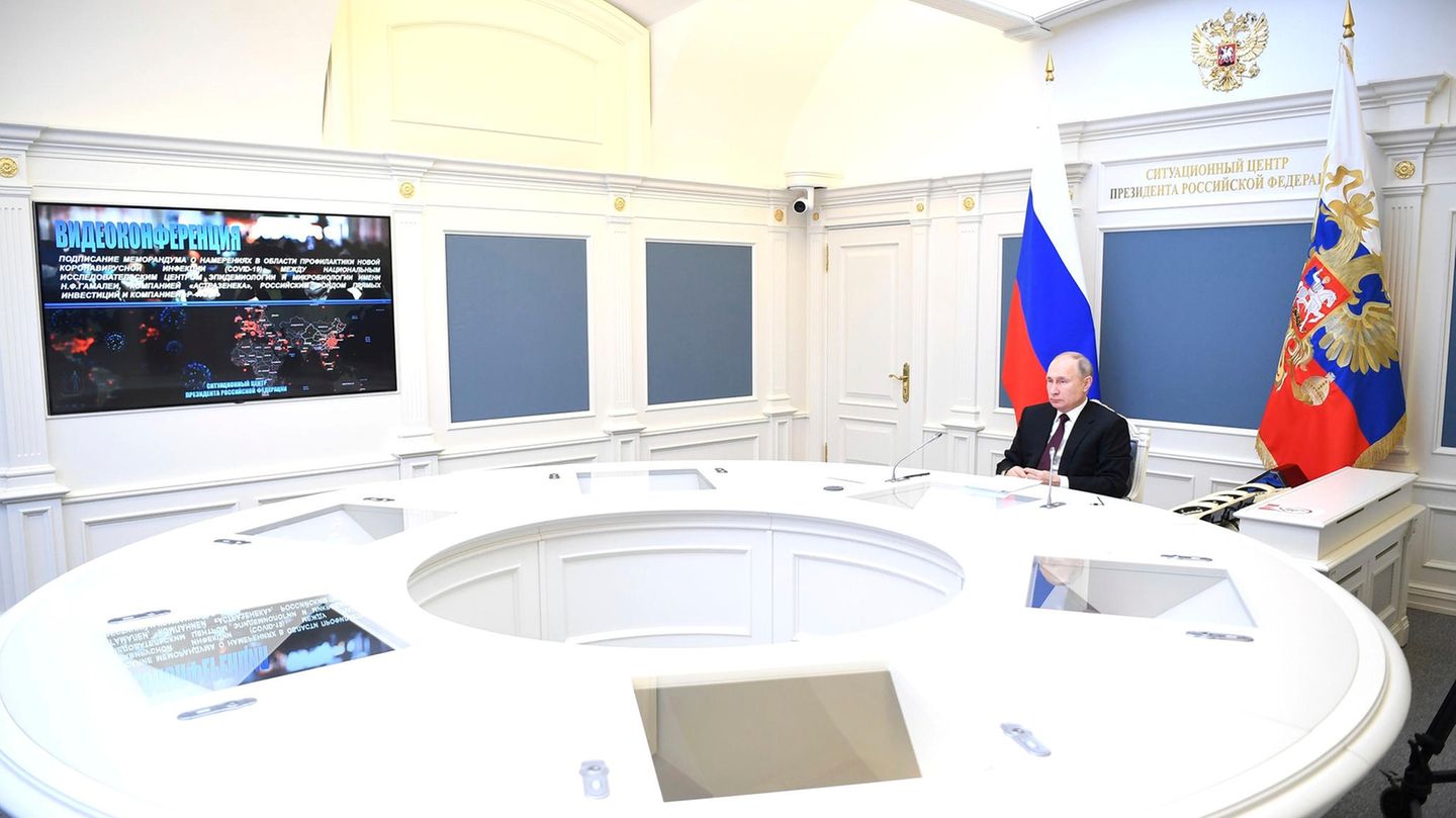 Das Jahr 2020 ist für Putin eine Zäsur. Vorbei die Zeiten von wilden Ritten auf Pferden durch die Taiga, vorbei die Visiten auf russischen U-Booten. Corona schickt Putin in die Selbstisolation. Seinen Untertanen blickt der Kreml-Chef nur noch auf TV-Bildschirmen aus seiner Residenz in Nowo-Ogarjowo bei Moskau entgegen. Im Volk heißt Putins Amtssitz nur noch "der Bunker". Alle, die Putin persönlich sehen wollen, müssen ab jetzt eine strenge zweiwöchige Quarantäne durchlaufen. (Lesen Sie hier, welches Prozedere all diejenigen durchlaufen müssen, die bloß in die Nähe des Kreml-Chefs kommen wollen.) Es wird einsam um den Kreml-Chef. Buchstäblich. 