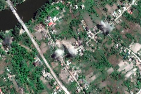 Ukraine: Satellitenbild zeigt Artilleriebeschuss und aufsteigenden Rauch in Bohorodychne, nordwestlich der Stadt Slowjansk.