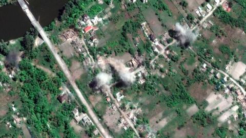 Ukraine: Satellitenbild zeigt Artilleriebeschuss und aufsteigenden Rauch in Bohorodychne, nordwestlich der Stadt Slowjansk.