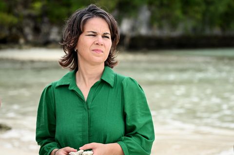 Annalena Baerbock steht bei einem Besuch der Inselrepublik Palau am Strand der Insel Ngkesill