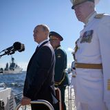 Putin bei einer Militärparade in Sankt Petersburg: 20 Jahre lang herrscht Putin im Sommer 2020 über Russland.