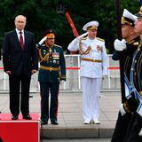 Wladimir Putin steht bei einer Militär-Parade auf einem Podest, um größer zu erscheinen.