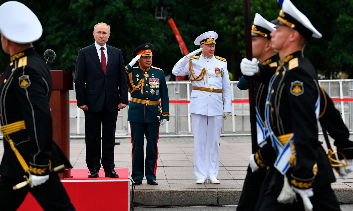 Wladimir Putin steht bei einer Militär-Parade auf einem Podest, um größer zu erscheinen.