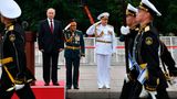Wladimir Putin steht bei einer Militär-Parade auf einem Podest, um größer zu erscheinen.