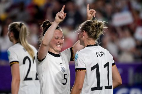 Deutschlands Alexandra Popp (r) jubelt nach ihrem 4:0 mit der Teamgefährtin Deutschlands Marina Hegering