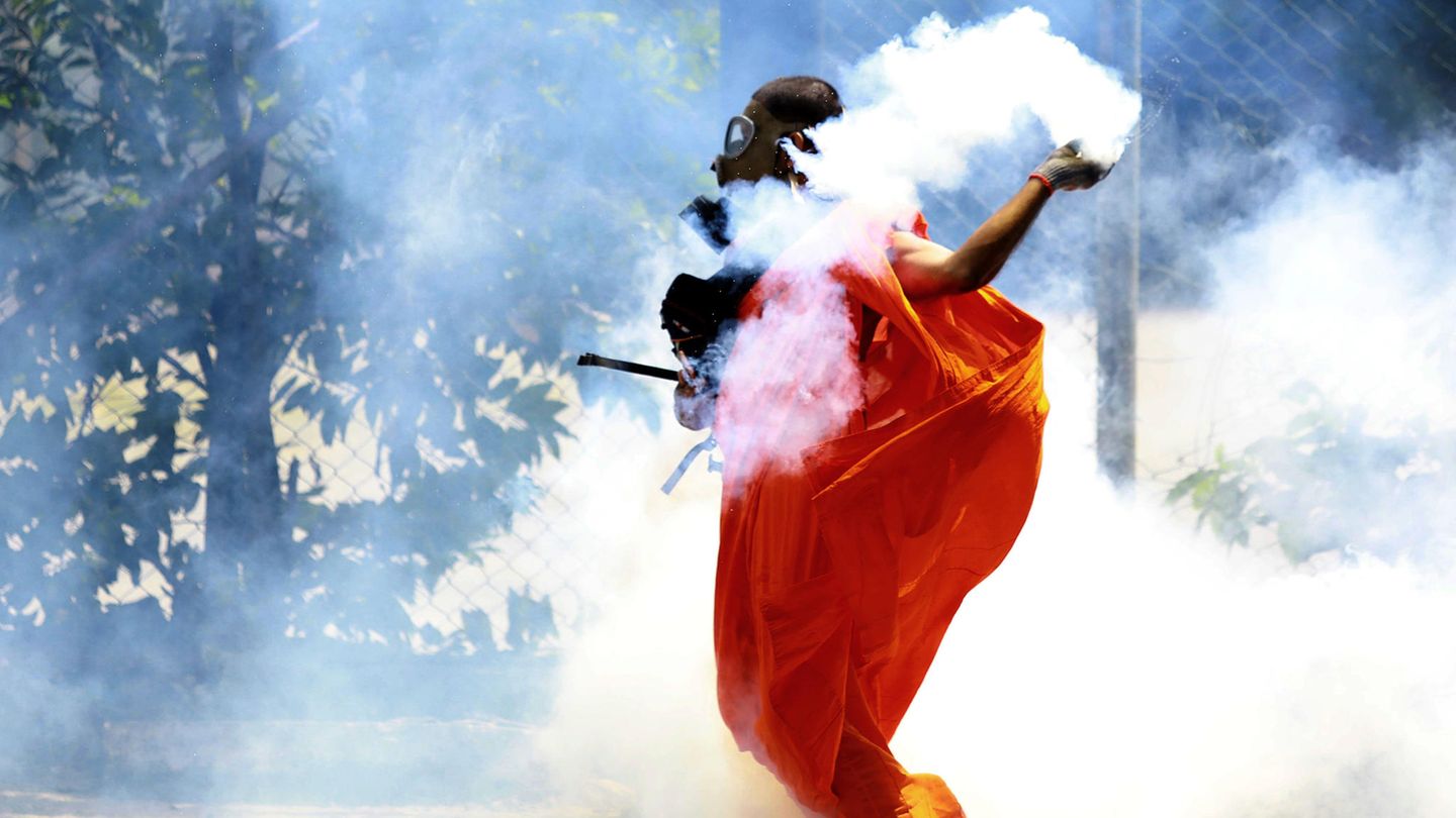 Demonstrators storm the official residence of the President of Sri Lanka – and bathe in his pool