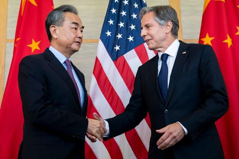 US-Außenminister Antony Blinken (r) schüttelt dem chinesischen Außenminister Wang Yi die Hand