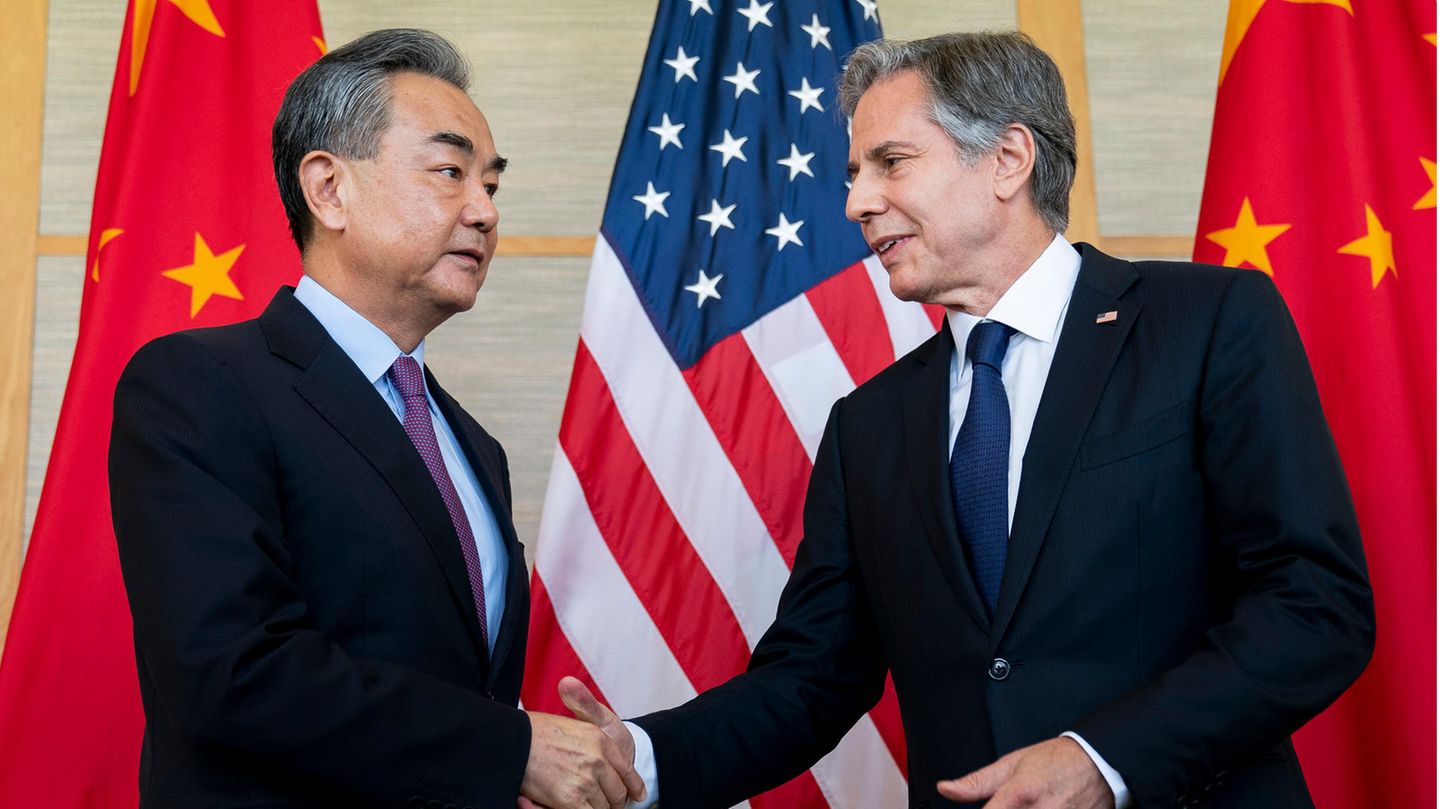 US-Außenminister Antony Blinken (r) schüttelt dem chinesischen Außenminister Wang Yi die Hand