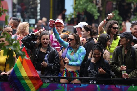 Menschen feiern auf der Loveparade in Berlin