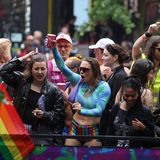 Menschen feiern auf der Loveparade in Berlin