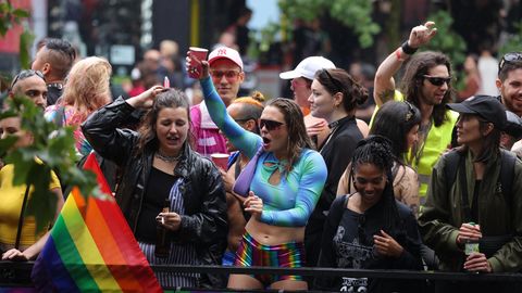 Menschen feiern auf der Loveparade in Berlin