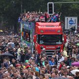 Tausene Menschen feiern auf der Loveparade