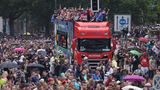 Tausene Menschen feiern auf der Loveparade