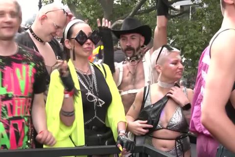 Video: Tausende raven wieder über Berlins Boulevards