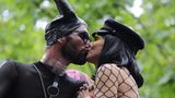 Ein Paar küsst sich auf der Loveparade in Berlin