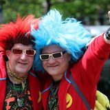Zwei Teilnehmer der Loveparade in schrillen Outfits