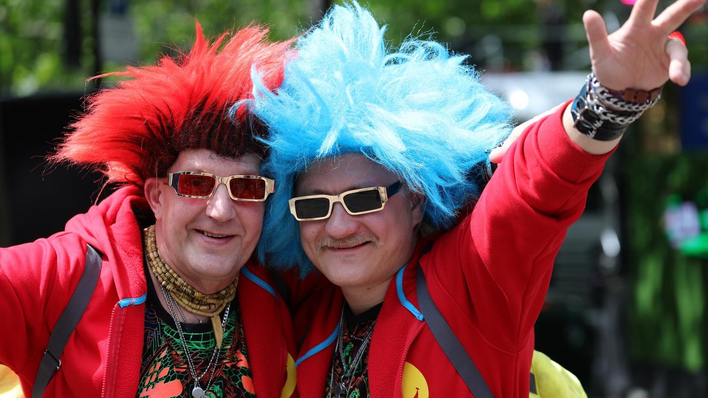 Zwei Teilnehmer der Loveparade in schrillen Outfits