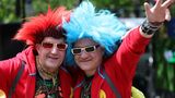 Zwei Teilnehmer der Loveparade in schrillen Outfits