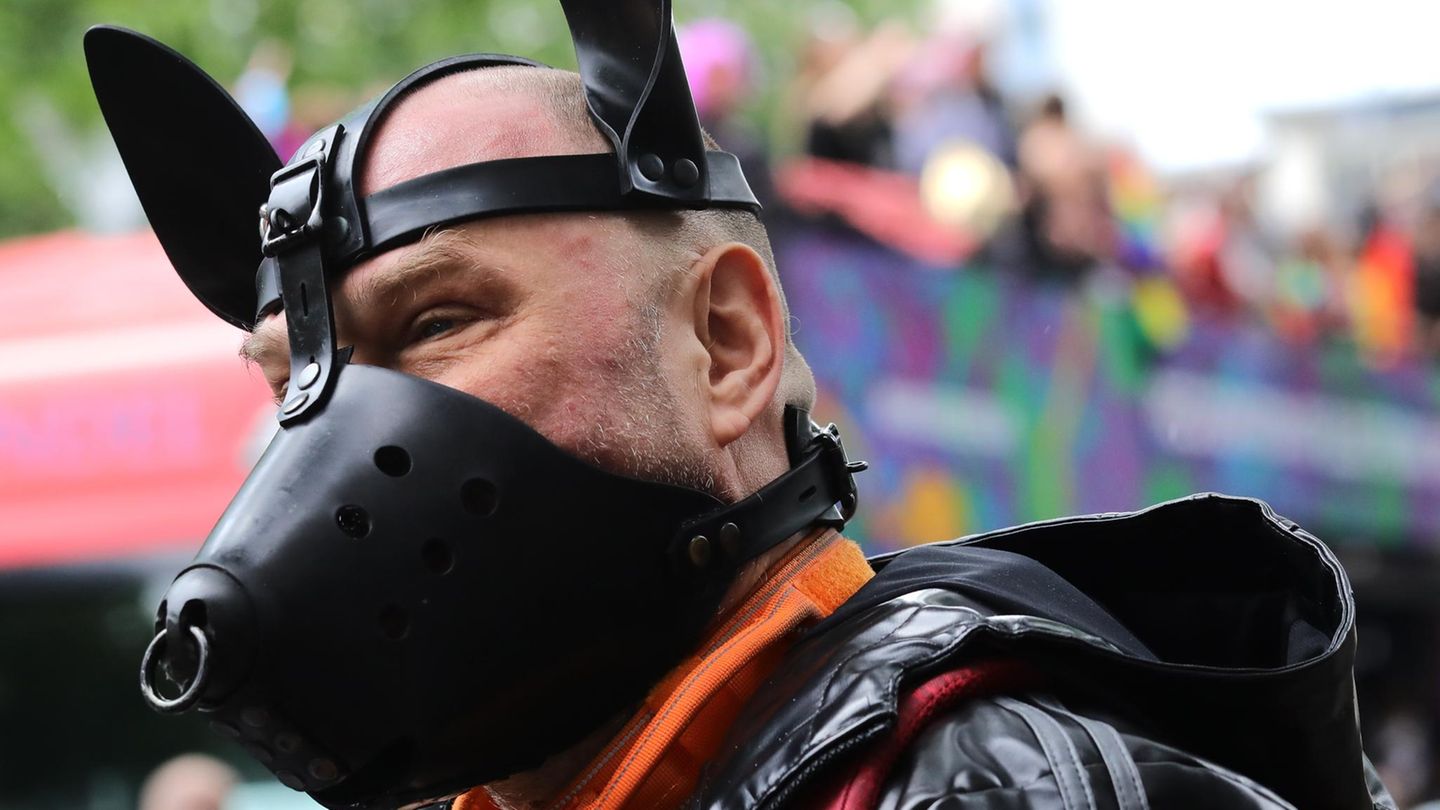Teilnehmer der Loveparade mit Latex-Maske