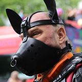 Teilnehmer der Loveparade mit Latex-Maske