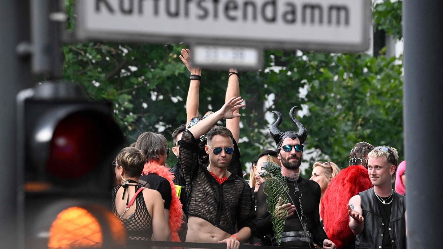 Teilnehmer der Loveparade am Kurfürstendamm