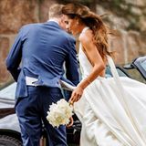 Im kalten Sylter Wind plauderte das Paar ein wenig vor der Kirche bei einem Sektempfang mit ihren Gästen, bevor sie anschließend in ein Cabrio stiegen und davon fuhren.