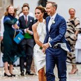 Helle Blütenblätter wirbelten in den Sylter Böen, als Lindner und seine frisch angetraute Frau nach der Zeremonie aus der Kirche kamen.