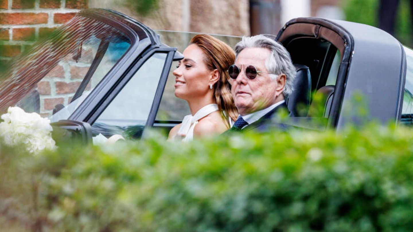 Die 33-jährige Franca Lehfeldt  wurde von ihrem Vater in einem offenen Porsche zur Kirche gebracht. 