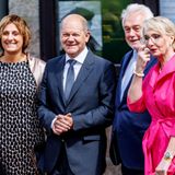Bundeskanzler Olaf Scholz (SPD, 2.v.l.) und seine Frau Britta Ernst (l.) stehen mit Wolfgang Kubicki (FDP), Bundestagsvizepräsident, und seiner Frau Annette Marberth-Kubicki an der Kirche, bevor die Trauung anfängt. 
