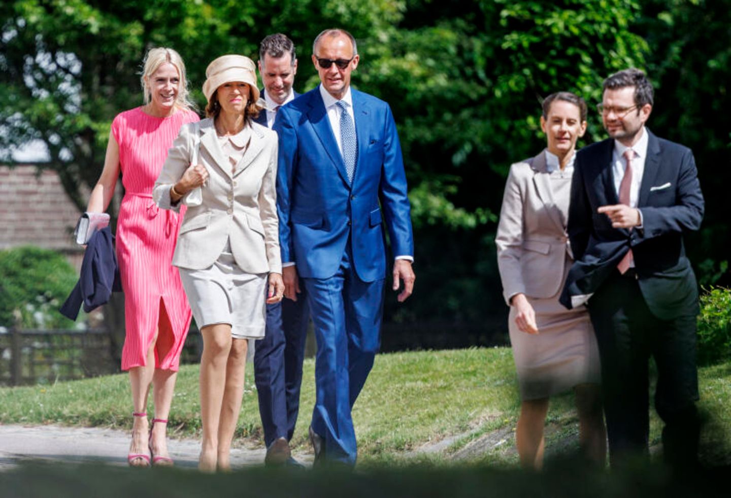  CDU-Vorsitzender Friedrich Merz (r.) und seine Frau Charlotte waren unter den Gästen. 