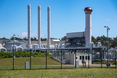 Blick auf Rohrsysteme und Absperrvorrichtungen in der Gasempfangsstation der Ostseepipeline Nord Stream 1